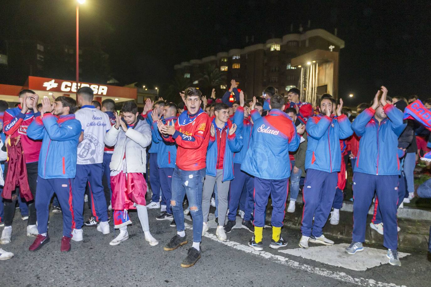 Fotos: El recibimiento a los jugadores del Solares tras clasificarse para la Copa del Rey