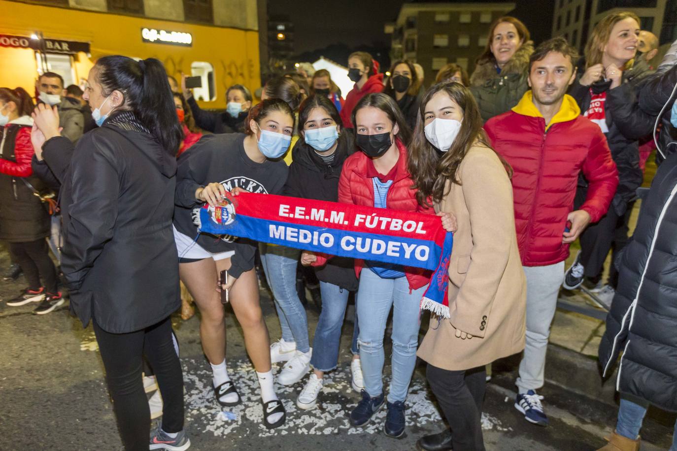 Fotos: El recibimiento a los jugadores del Solares tras clasificarse para la Copa del Rey