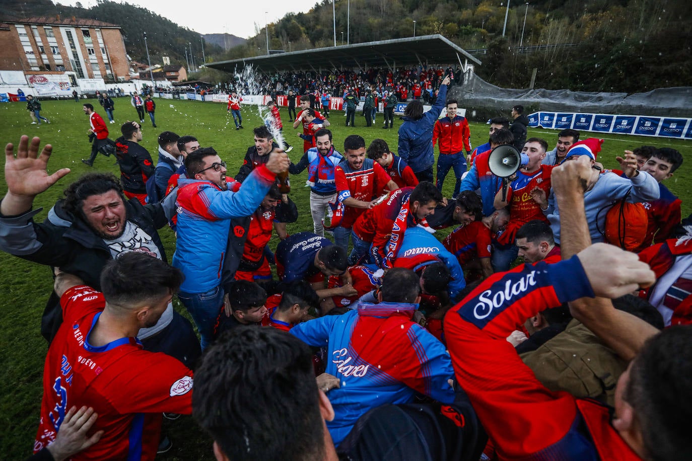 Los aficionados del Solares celebran, eufóricos, la clasificación para la Copa del Rey 