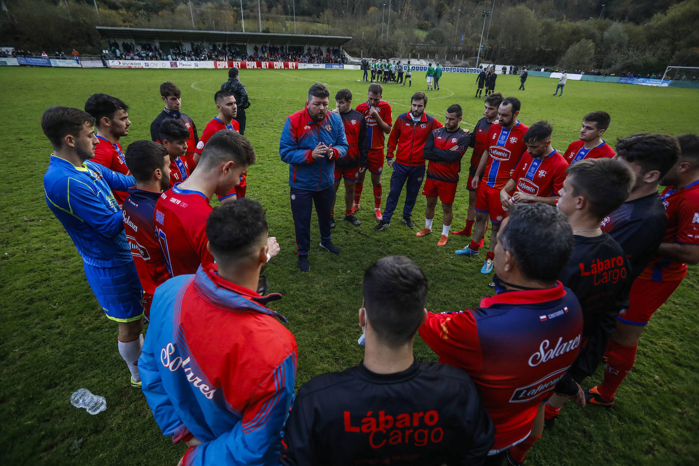 Diego Santos habla con sus jugadores.