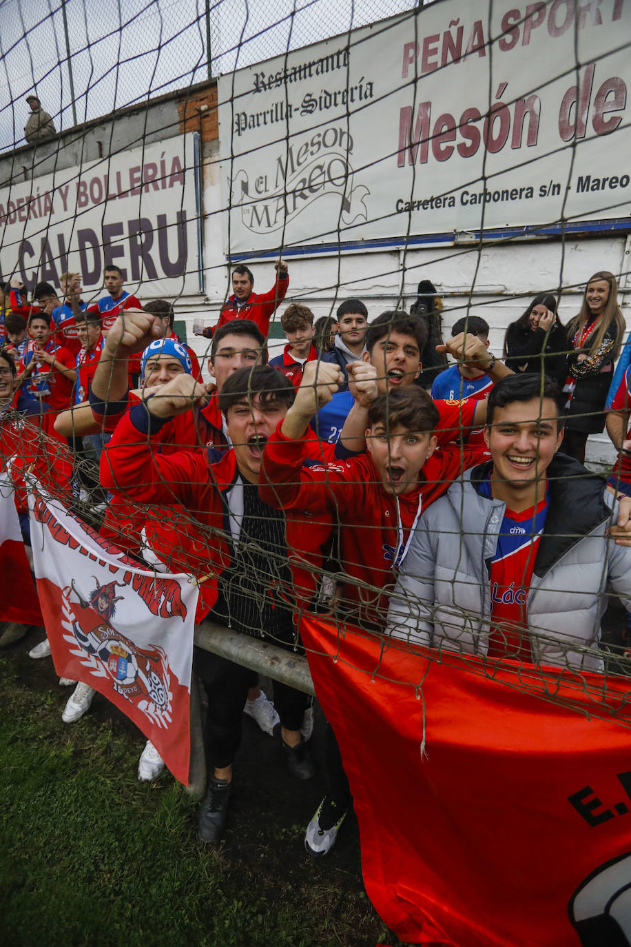 Los jugadores de la Escuela Municipal de Medio Cudeyo también apoyando al equipo.