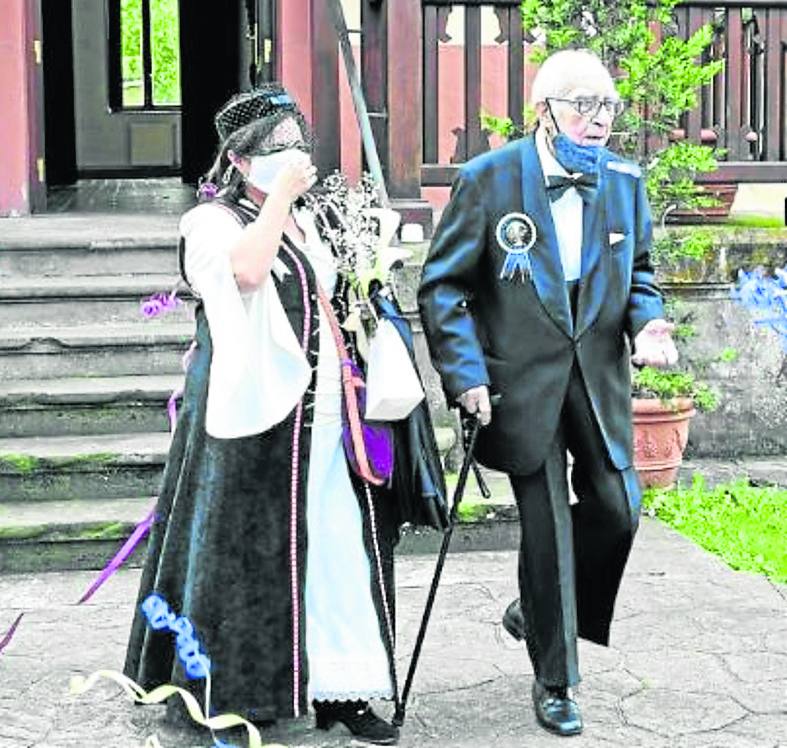 Mercedes y Carlos, recién casados, saliendo de la Casa deCultura de Cabezón de la Sal el pasado 14 de febrero. 