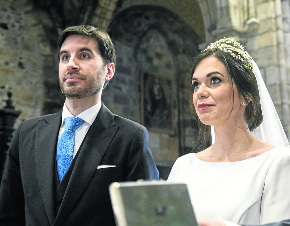 Lydia Núñez y Jorge de la Peña se casaron el pasado 10 de julio en la iglesia Santa María de la Asunción de Castro Urdiales y celebraron el convite en la Finca San Juan (Castañeda). Tras posponer el enlace por la pandemia, coincidió que la nueva fecha era la del cumpleaños del novio. 