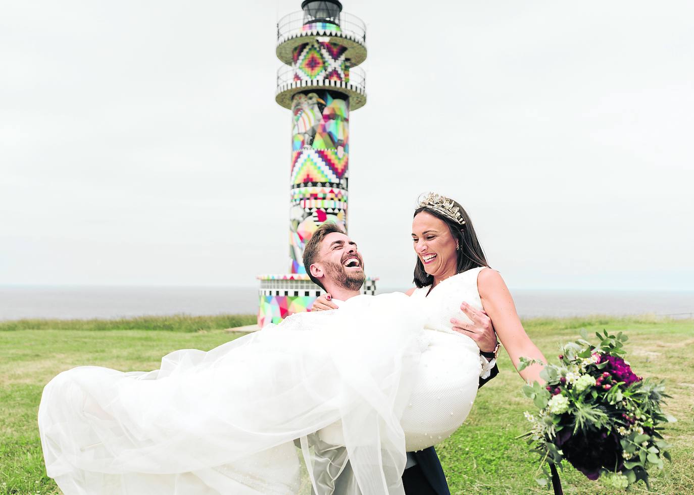 Paula Gutiérrez y Borja Gutiérrez se casaron en Ajo el pasado 11 de junio. Recuerdan que «tras varios cambios de fechas por el covid decidimos celebrar una boda íntima. Llegar a la iglesia y ver que nuestra familia estaba junto a nuestros amigos más cercanos sin esperarlo fue realmente mágico». 