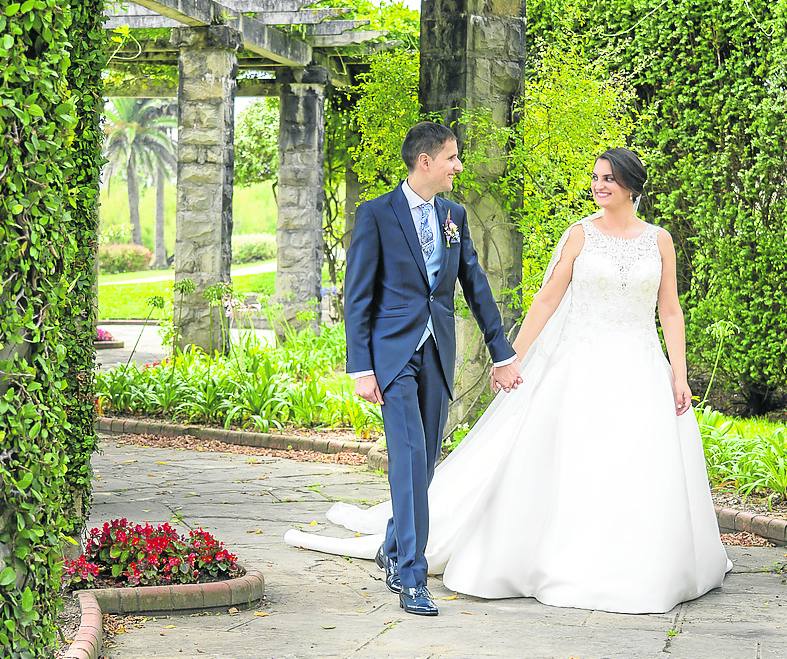 Sandra Terán y Guillermo de la Hera se casaron el 4 de septiembre en la iglesia Santa María de Cueto. En un principio el enlace estaba previsto para agosto de 2020 pero la pandemia les obligó a retrasarla. 