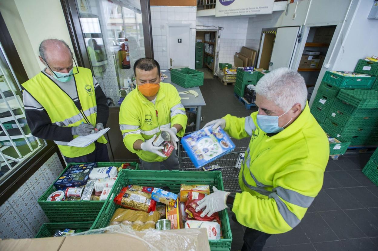 Imagen de archivo de voluntarios del Banco de Alimentos de Cantabria revisando productos donados por los ciudadanos.