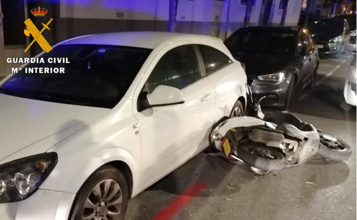 El ciclomotor, después de estrellarse contra un coche aparcado.