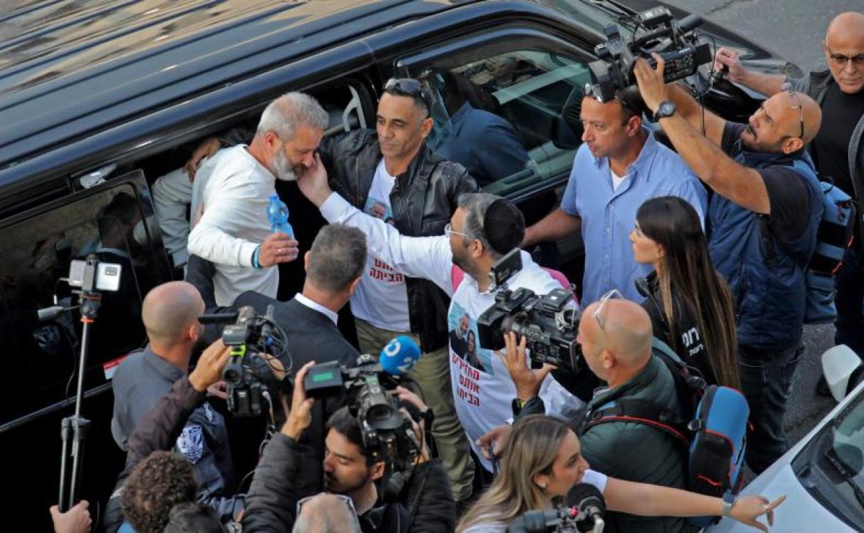 Mordi y Natali Oknin tras ser liberados.