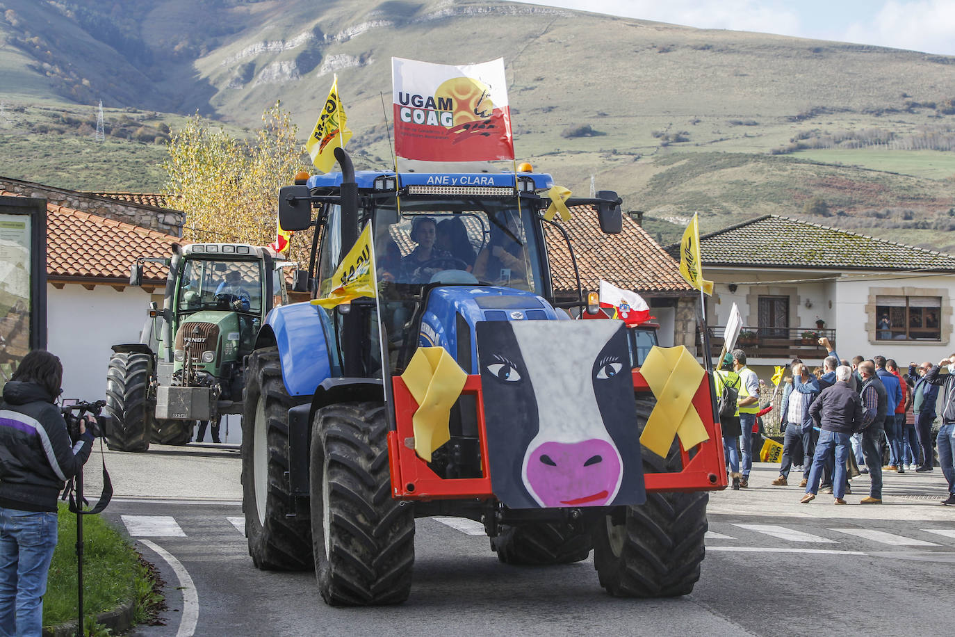 Fotos: La tractorada de Arenas de Iguña, en imágenes