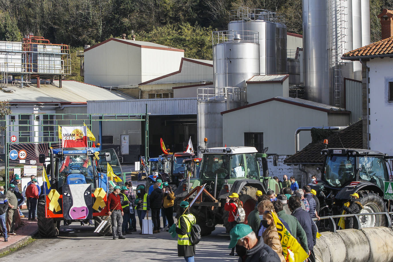 Fotos: La tractorada de Arenas de Iguña, en imágenes