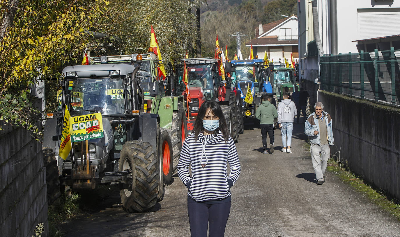 Fotos: La tractorada de Arenas de Iguña, en imágenes