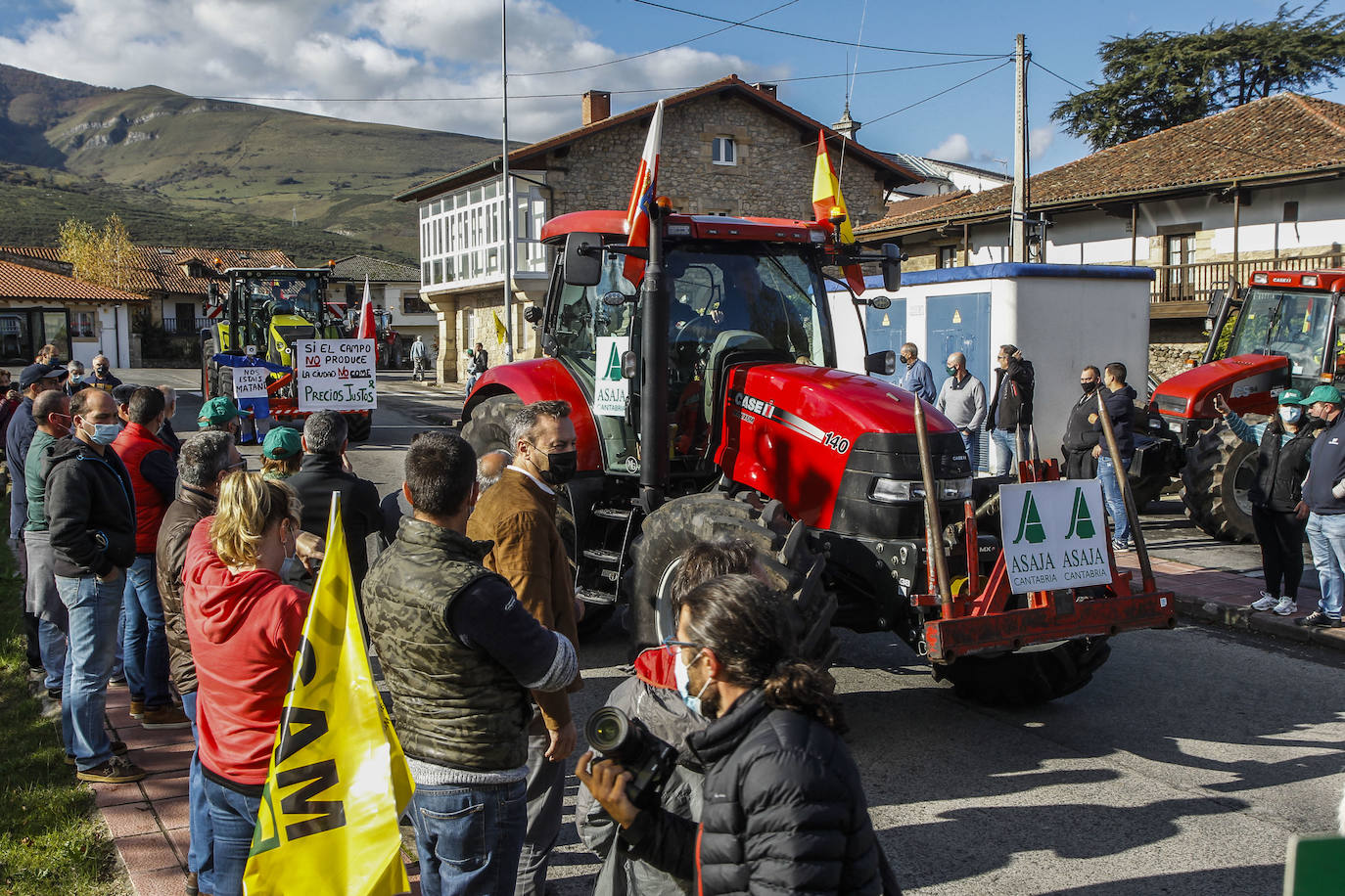 Fotos: La tractorada de Arenas de Iguña, en imágenes