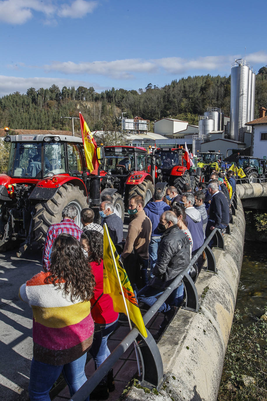 Fotos: La tractorada de Arenas de Iguña, en imágenes