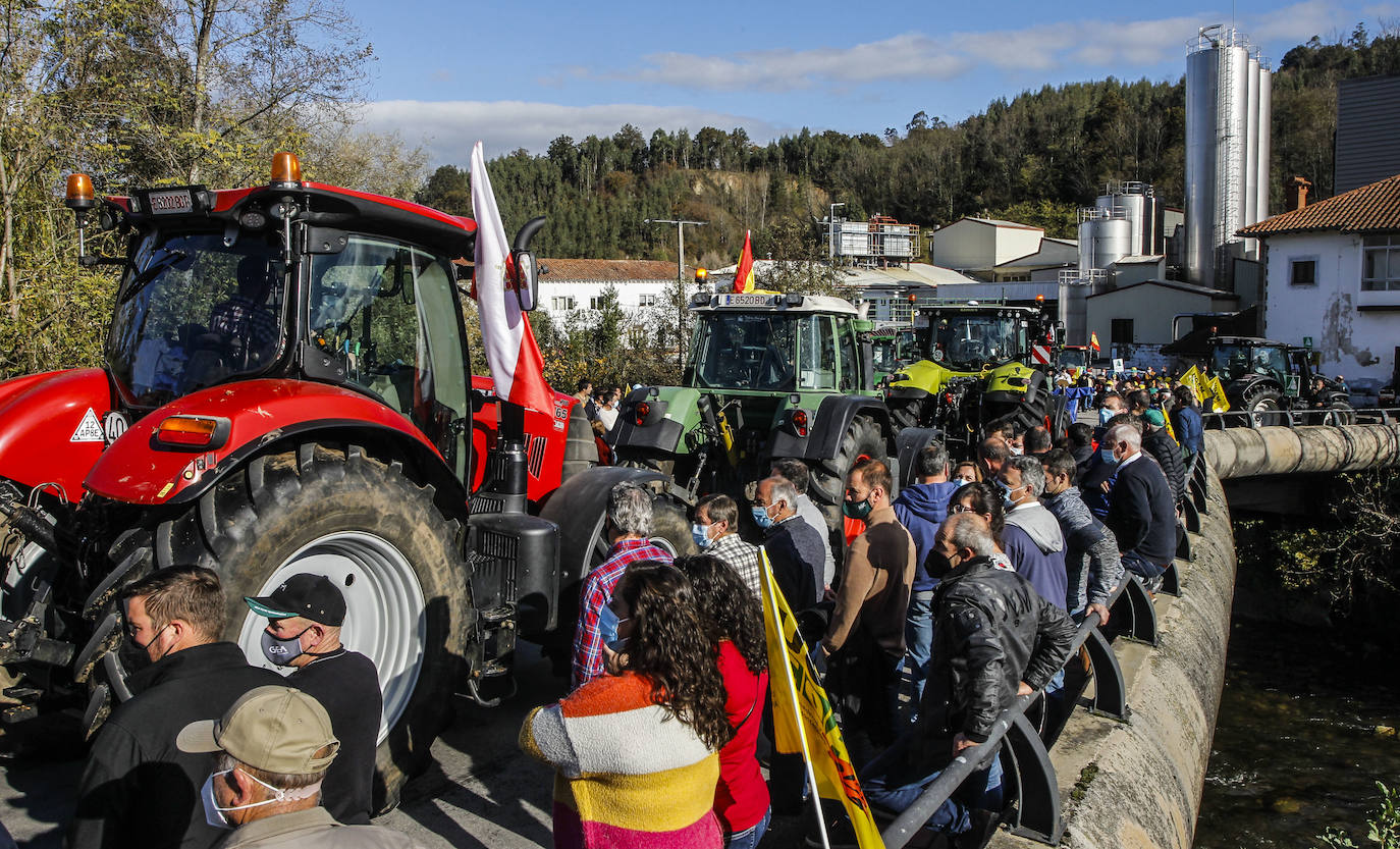 Fotos: La tractorada de Arenas de Iguña, en imágenes