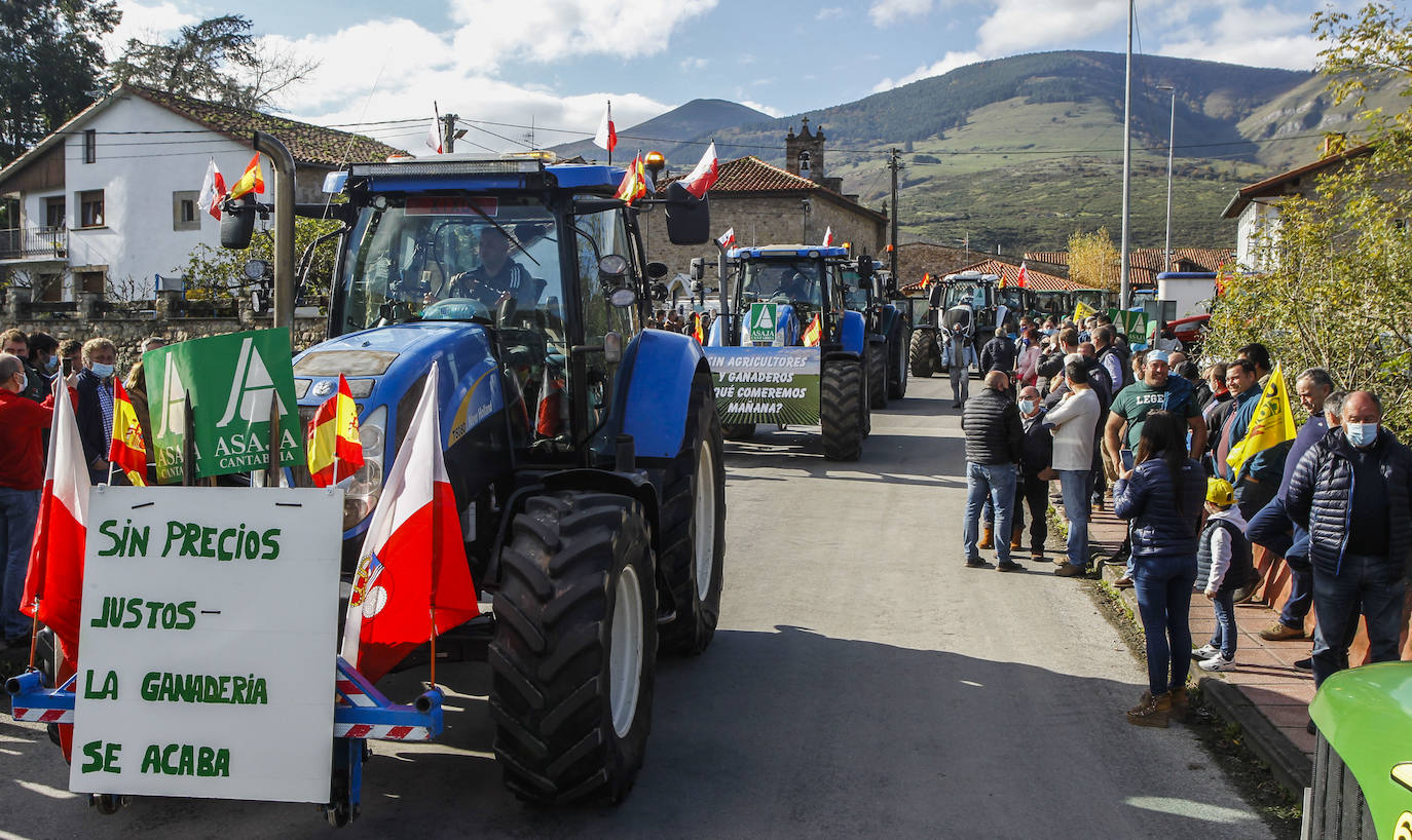 Fotos: La tractorada de Arenas de Iguña, en imágenes