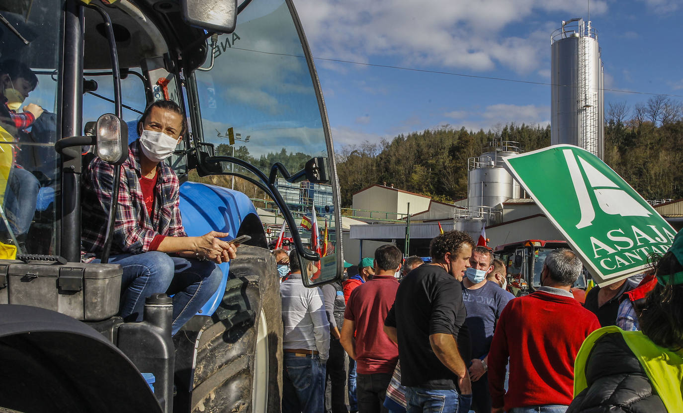 Fotos: La tractorada de Arenas de Iguña, en imágenes