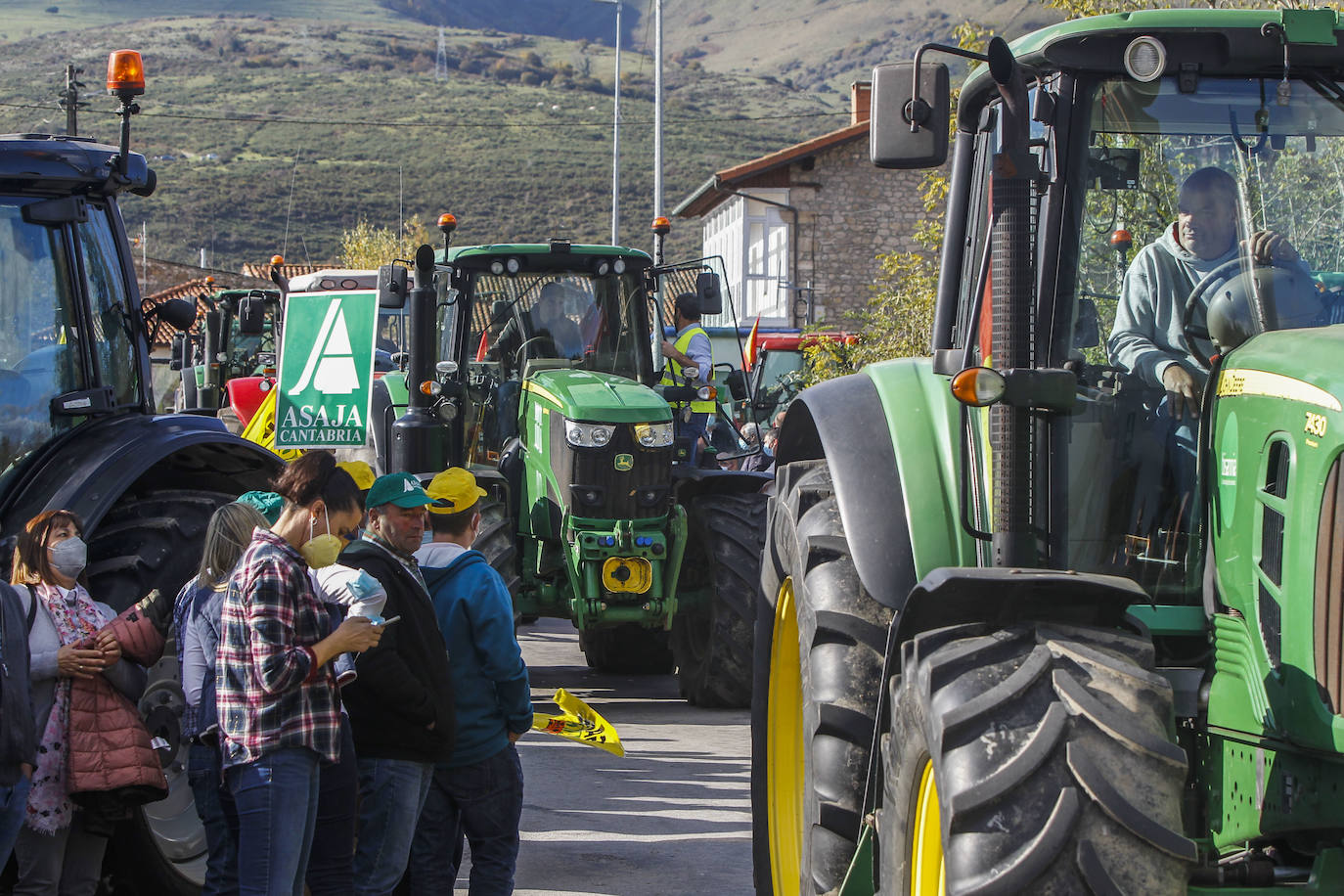 Fotos: La tractorada de Arenas de Iguña, en imágenes