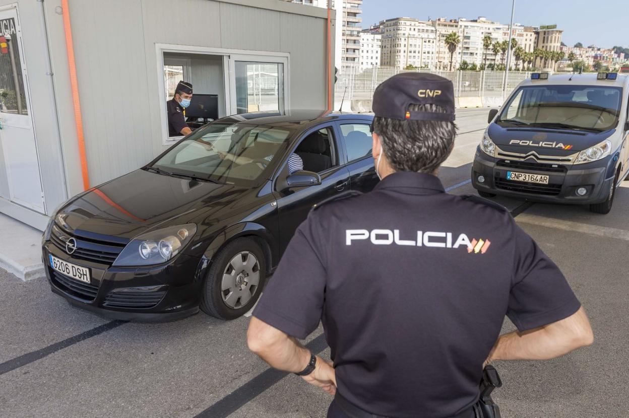 Control policial en el puerto de Santander. 