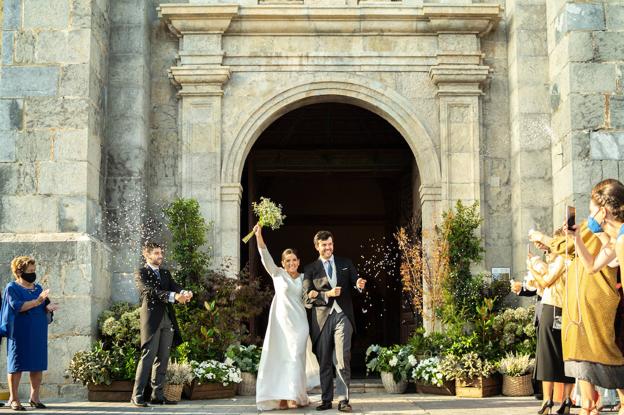 Los novios a la salida de la iglesia.