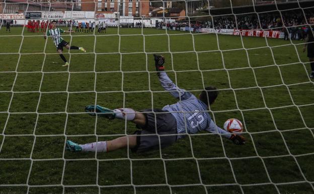 Imagen. Luis Samperio se lanzó a su derecha y detuvo el penalti al delantero del Nalón.