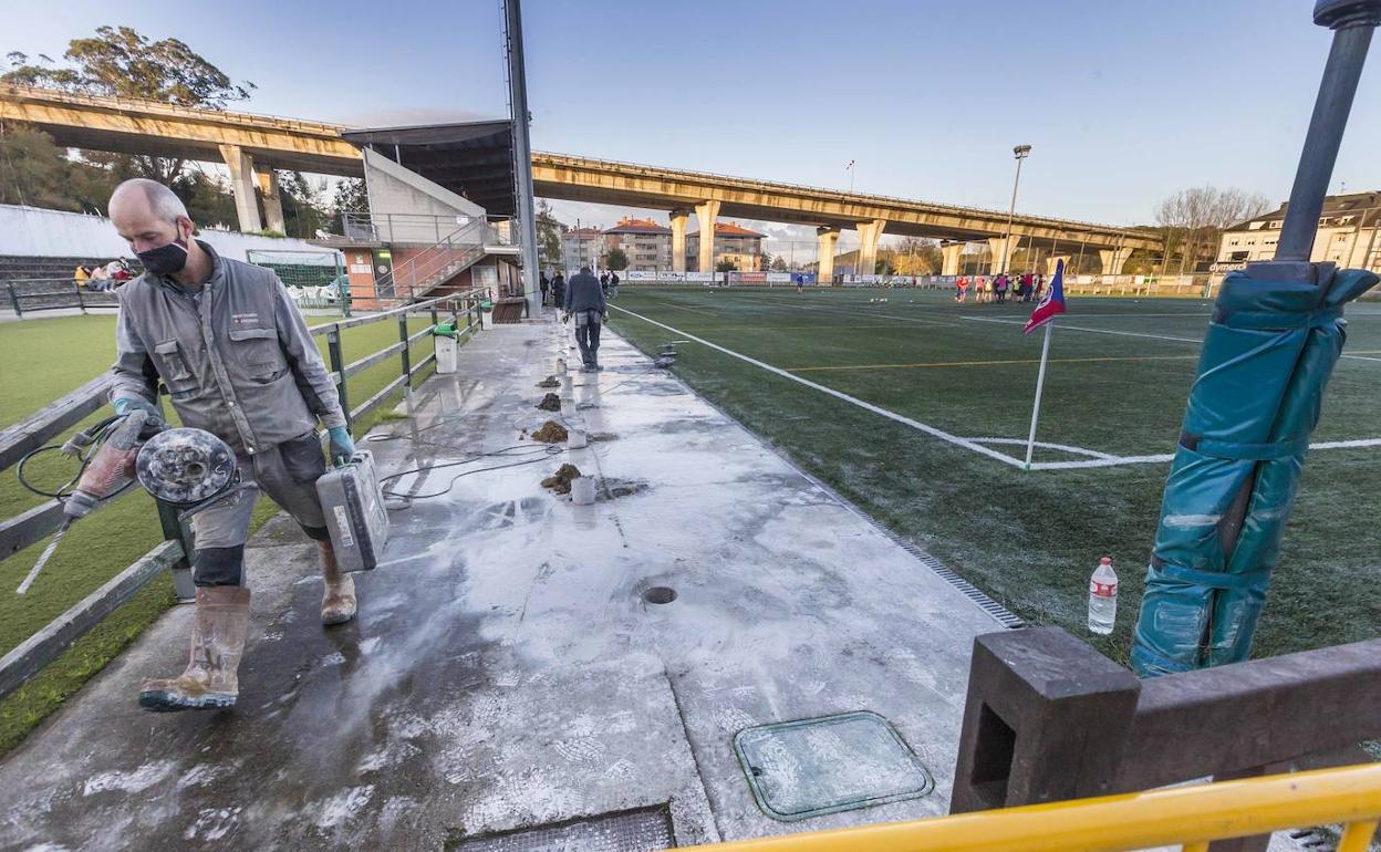 Obras para acondicionar el campo de La Estación para que el Solares pueda recibir al Espanyol en su terreno de juego.