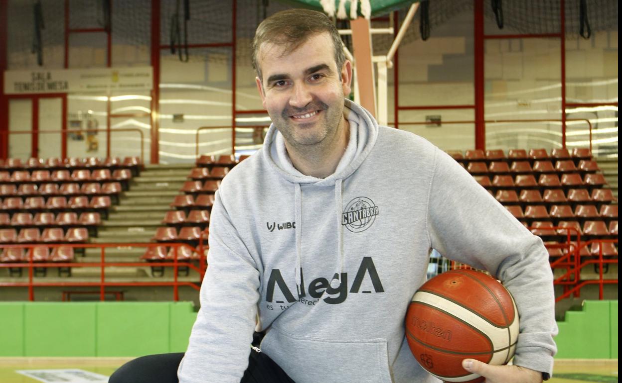 El técnico David Mangas posa en el Vicente Trueba, donde esta tarde el Grupo Alega tratará de superar al Tizona Burgos.