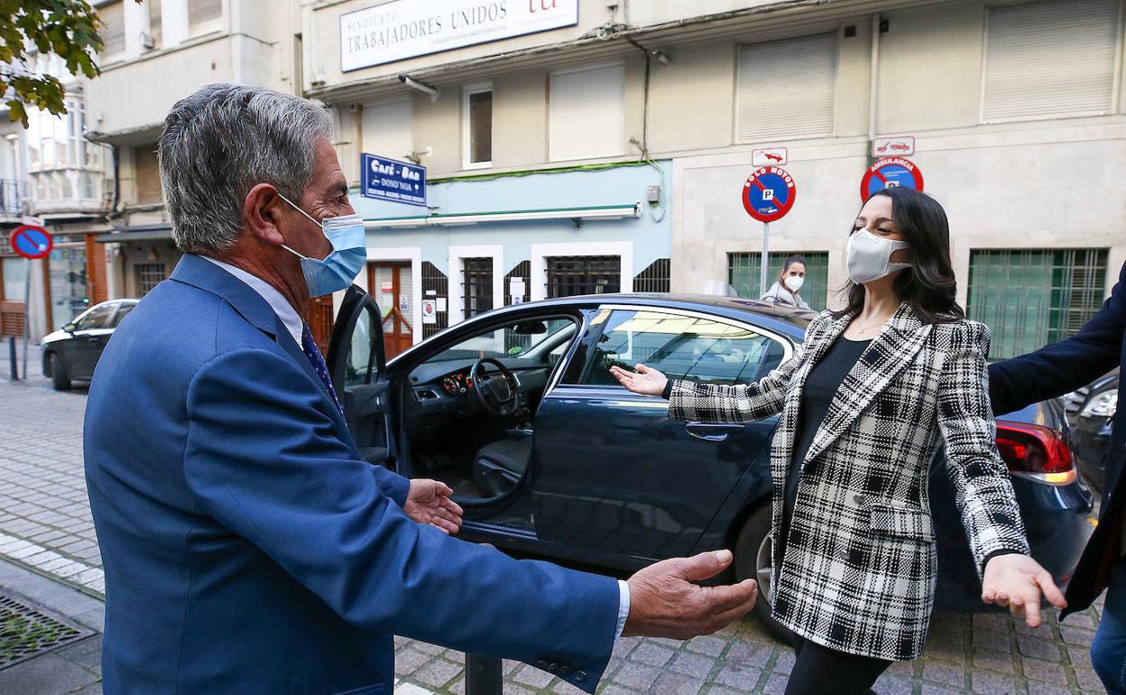 Revilla recibe a Inés Arrimadas a las puertas del Gobierno de Cantabria.