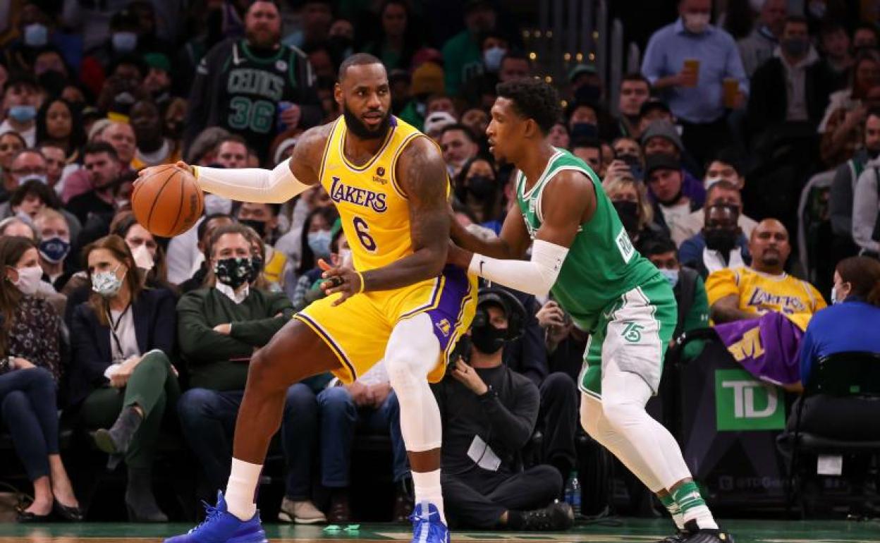 LeBron James, durante el partido ante los Celtics. 