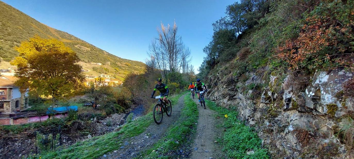 Ciclistas en el descenso de la localidad de La Vega