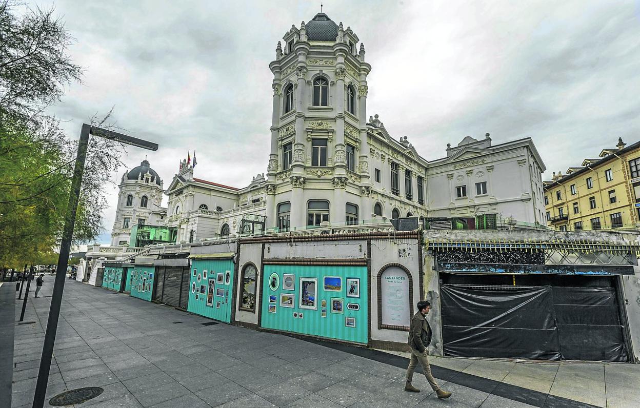 Los bajos del Casino llevan varios años cerrados y la intención es retirar los salientes y recuperar la imagen clásica del edificio. 