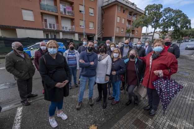 Representantes de asociaciones vecinales de municipios afectados por la okupación posan delante del edificio de Guarnizo que tiene más de 40 viviendas ocupadas. 