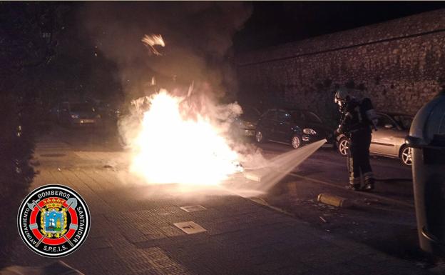 Imagen principal - El presunto pirómano de Santander quema un coche y otros dos contenedores