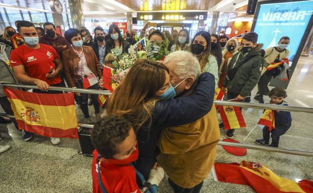 Imagen principal - La cántabra Sara Fernández, recibida como una campeona