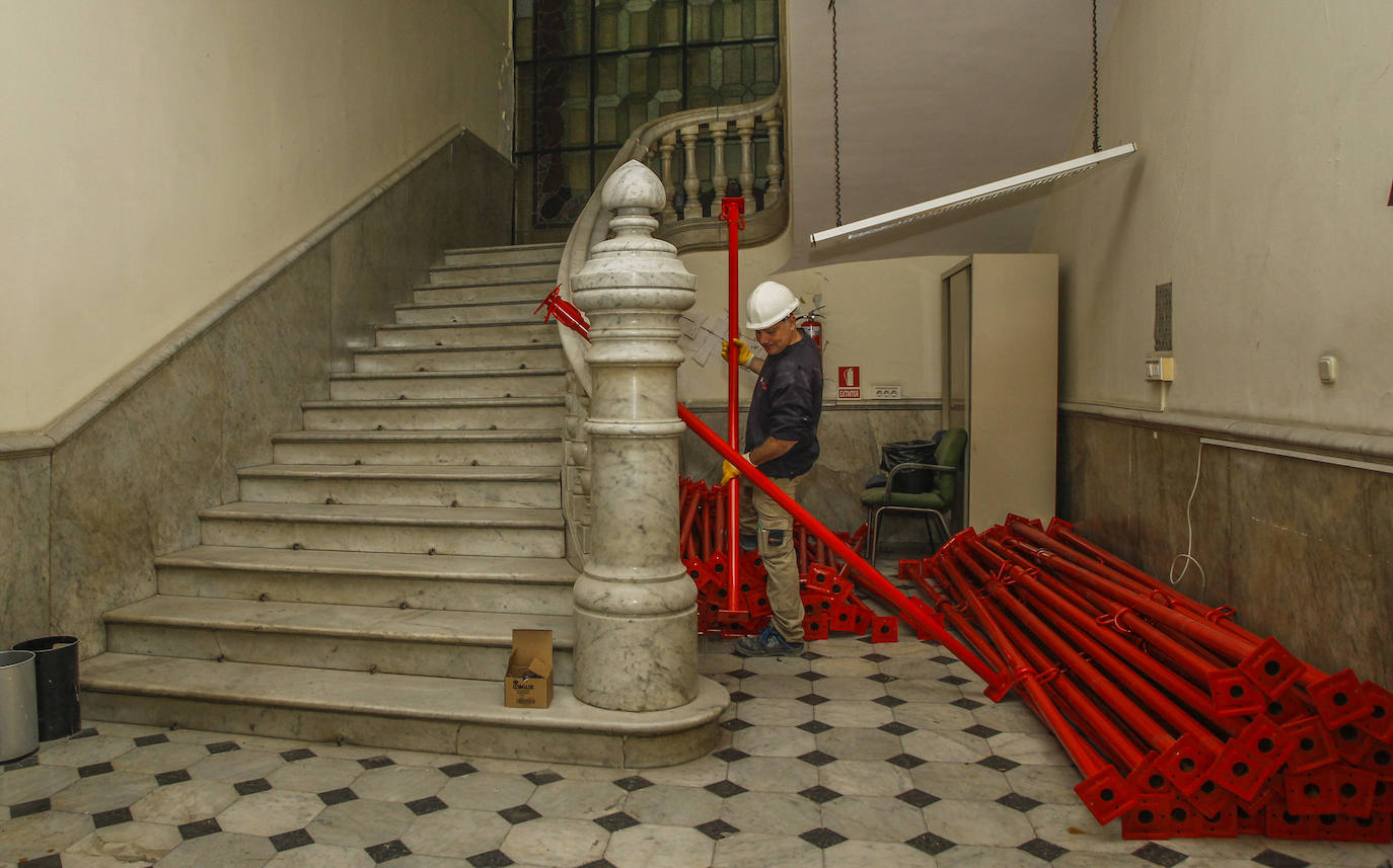 Fotos: Trabajos de apuntalamiento y fijación del Palacio Municipal de Torrelavega