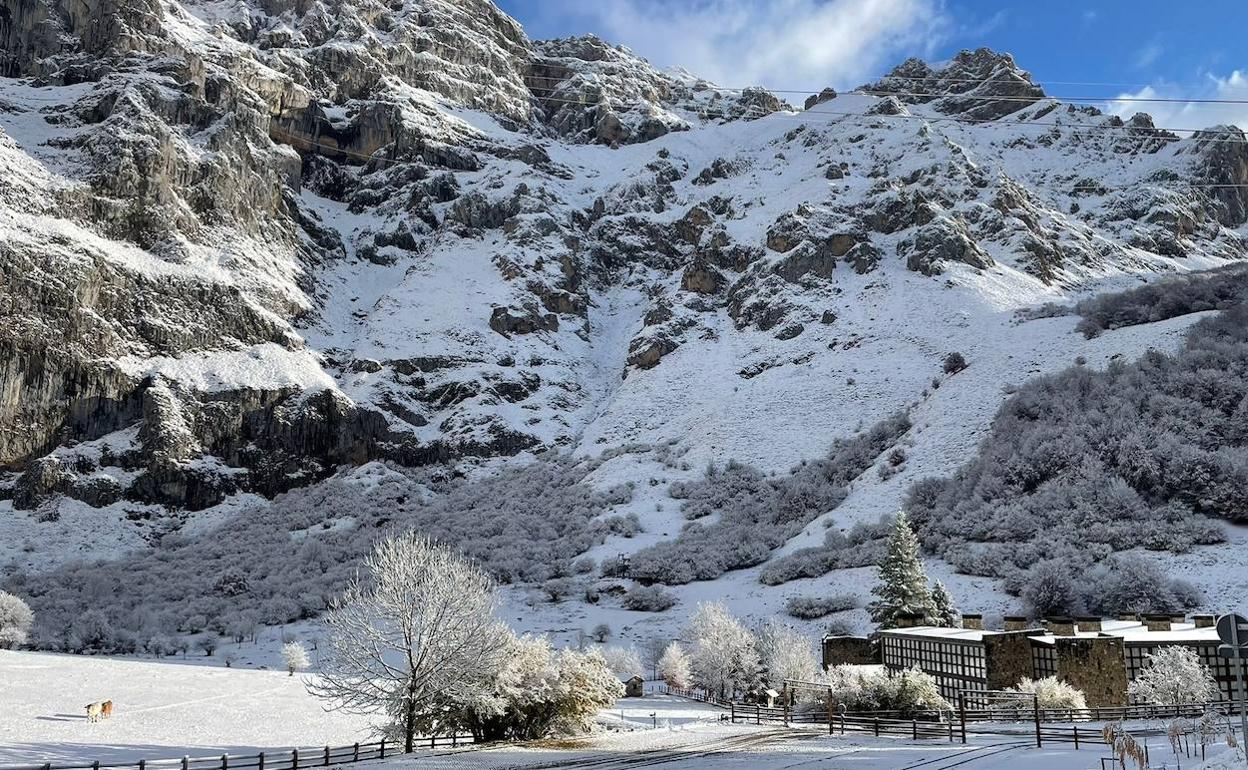 Nieve en la estación inferior del Teleférico de Fuente Dé y galería de paisajes nevados, este lunes en Picos, Liébana y la comarca de Campoo.