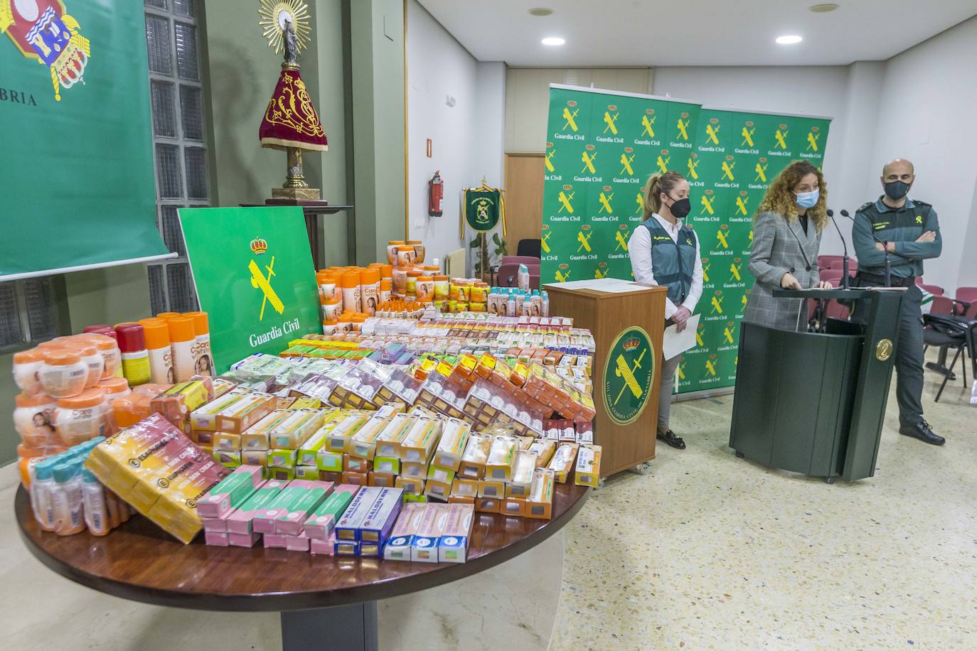 De izquierda a derecha, Cristina Martín, Ainoa Quiñones y Juan Martínez Ros. 