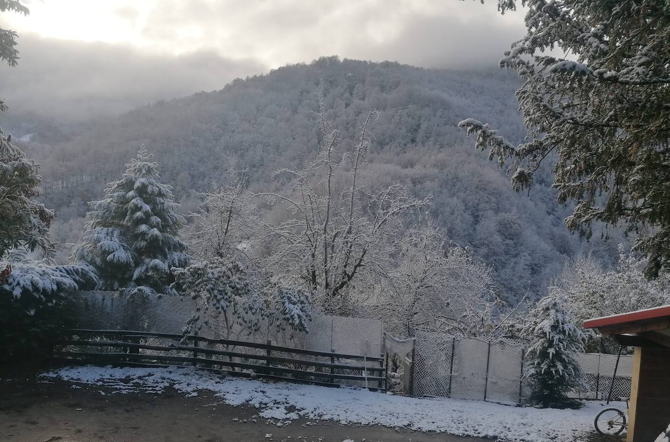 Nieve en el pueblo de Caloca (Pesaguero)