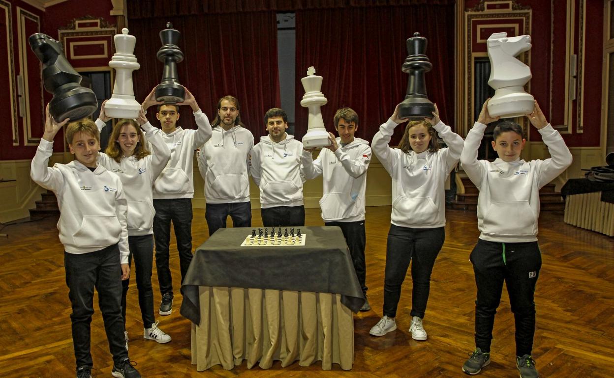 Dani Tabuenca, Laura Aguirre, Andrés Iglesias, Adrián González -técnico-, Enrique Tejedor -técnico-, Adrián Villar, Elena Aguirre y Manuel González. 