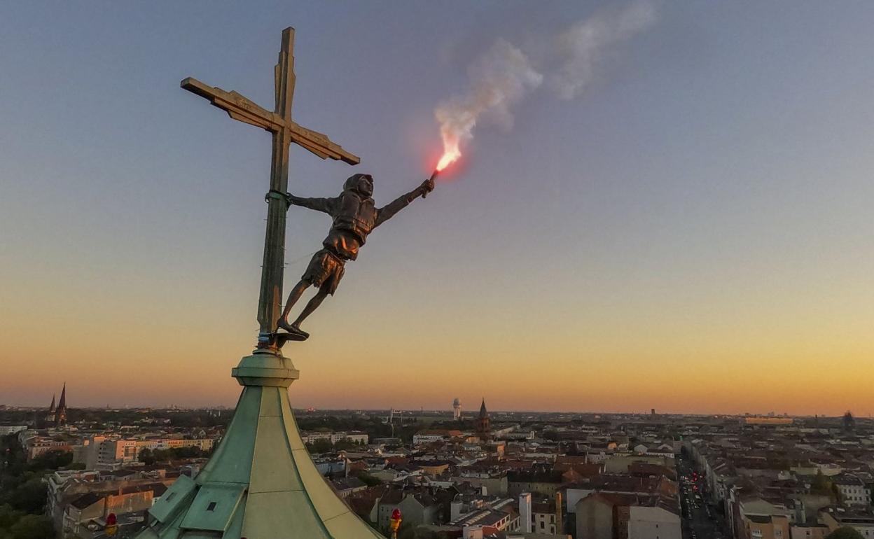 La nueva escultura de Pejac domina Berlín desde lo alto de la Holy Cross Church, en el distrito de Kreuzberg.