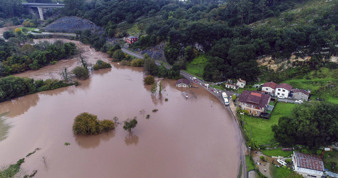 El río Nansa, desbordado a su paso por Muñorrodero.