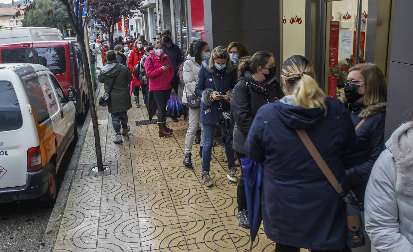 Fotos: Colas físicas y virtuales para conseguir entrar a la Fábrica de Navidad