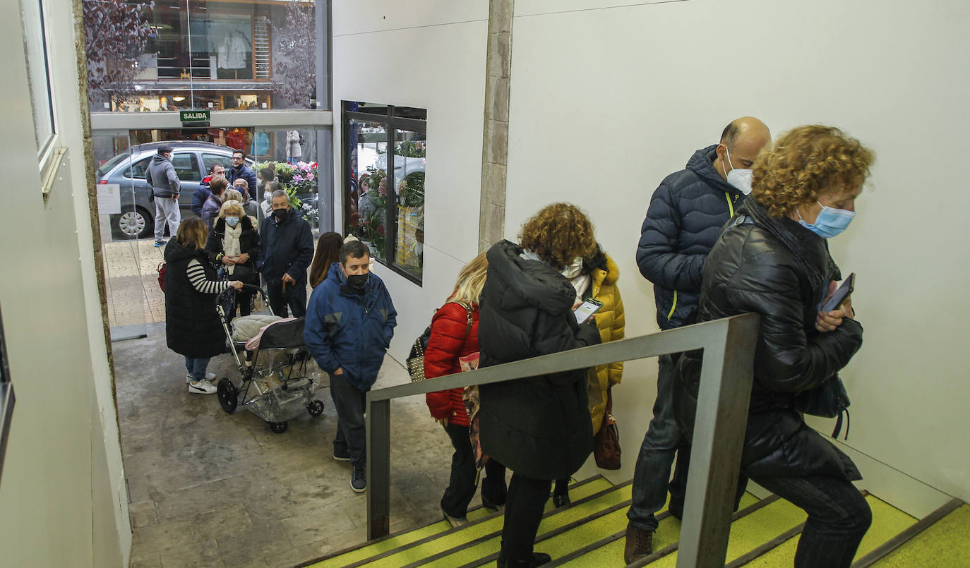 Fotos: Colas físicas y virtuales para conseguir entrar a la Fábrica de Navidad