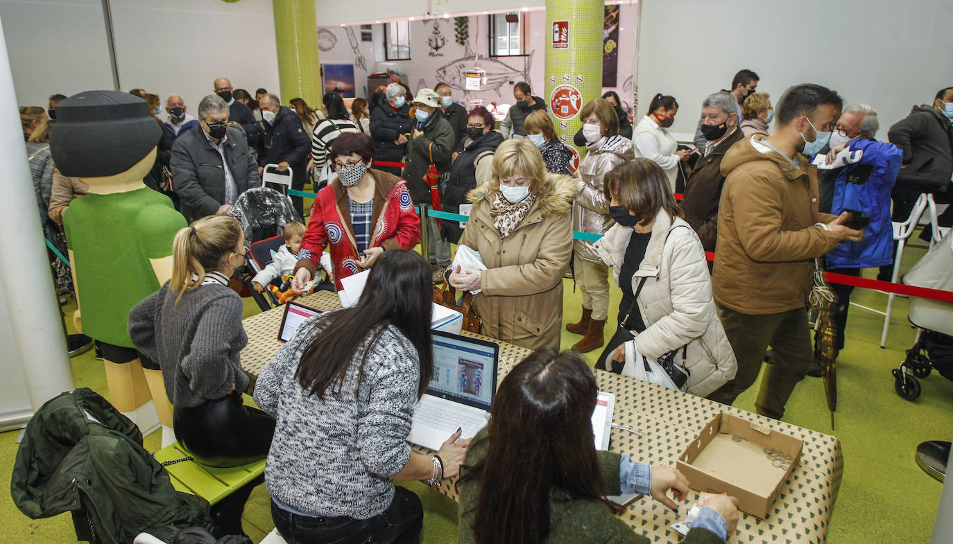 Fotos: Colas físicas y virtuales para conseguir entrar a la Fábrica de Navidad