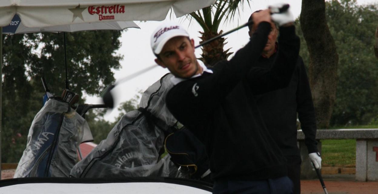 Alejandro Esmatges ejecuta uno de sus golpes durante el recorrido de ayer en el Campo de Santa Marina. 