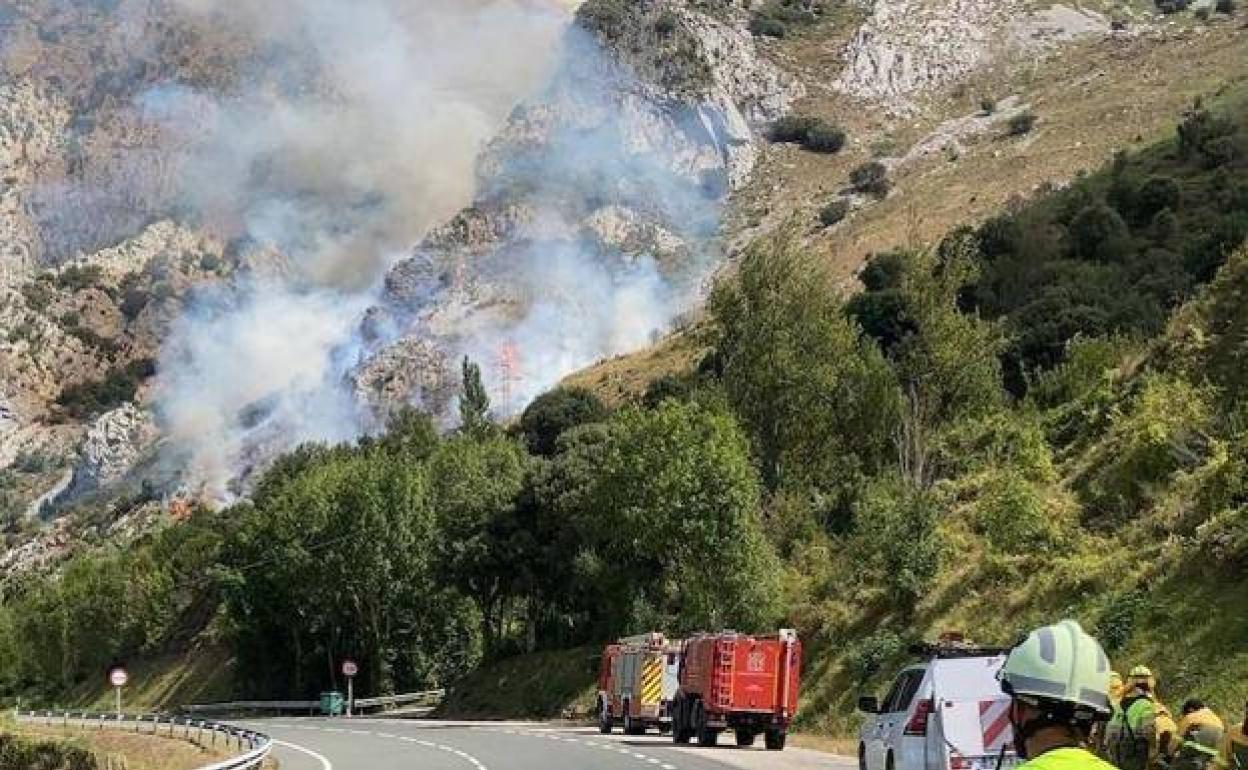 Un incendio junto al Desfiladero de la Hermida el pasado mes de septiembre.