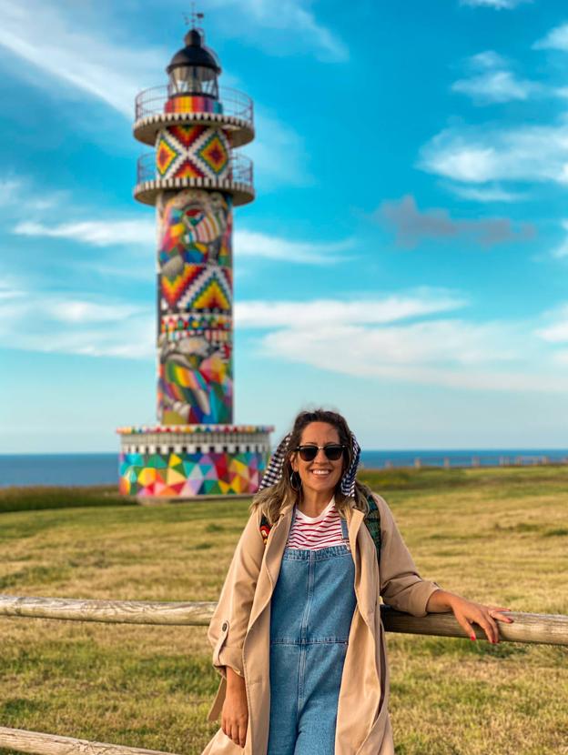 Andrea visitando el Faro de Ajo, pintado por Okuda.