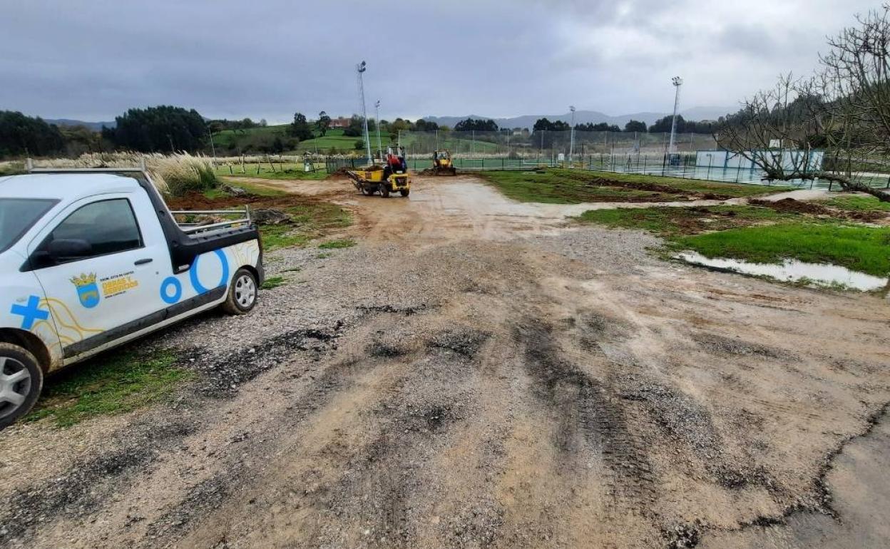 Obras en los accesos a la zona deportiva de Mijarojos.