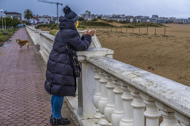 A María le gusta pasear con su perro y sentarse frente al mar: «Aquí intento encontrarme a mí misma». 