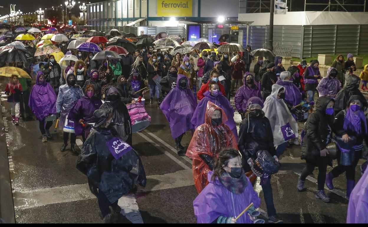 La masa de unas mil personas desafió la climatología adversa y las componentes de la agrupación Percumozas pusieron la nota musical a la manifestación. 