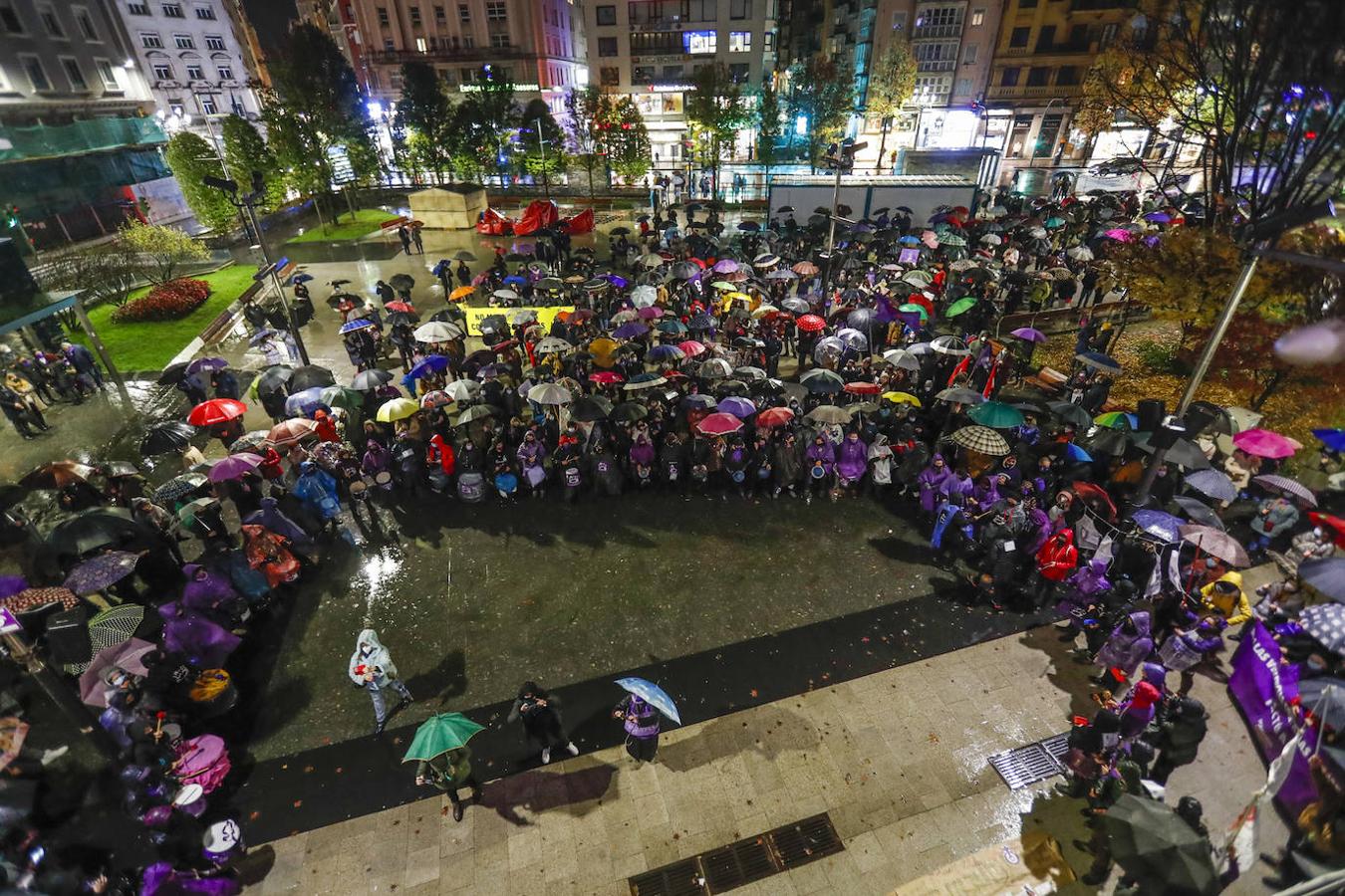 Bien protegidas de la lluvia, un millar de personas marcharon contra la violencia machista.